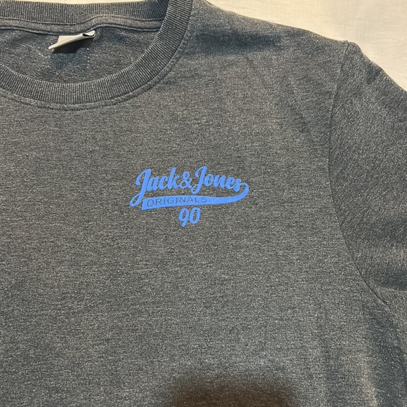 3 long sleeve shirts in a bundle - Picture 6 of 7